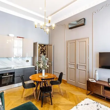 Luxury Andrassy 2 Bedroom Apartment