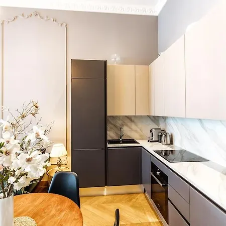 Luxury Andrassy 2 Bedroom Apartment *