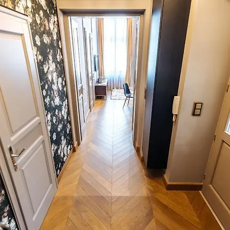 Luxury Andrassy 2 Bedroom Apartment *