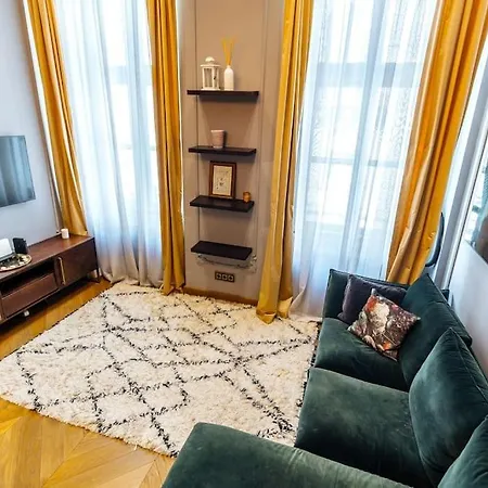 Luxury Andrassy 2 Bedroom Apartment *