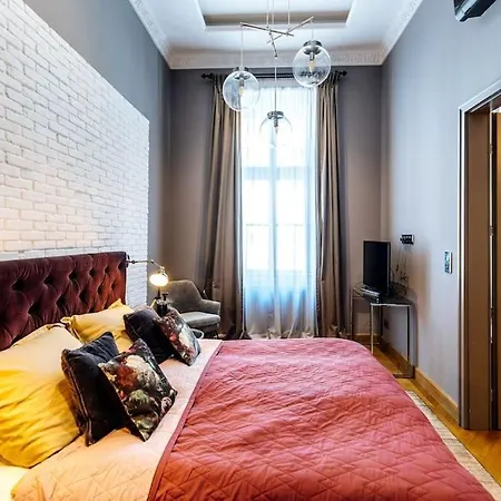 Luxury Andrassy 2 Bedroom Apartment *