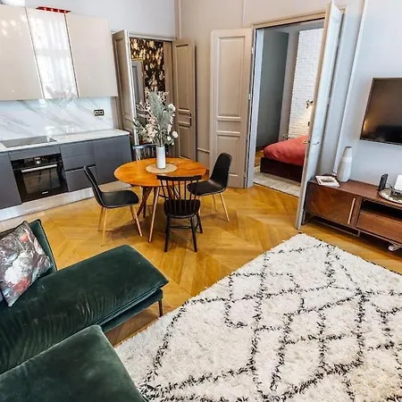 Luxury Andrassy 2 Bedroom Apartment *