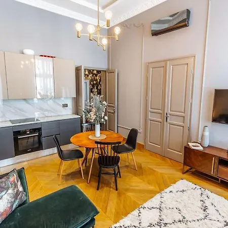 Luxury Andrassy 2 Bedroom Apartment